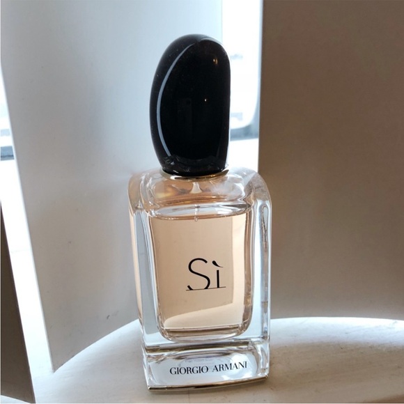Sì Eau de Parfum by Giorgio Armani ‼️FINAL PRICE‼️ - Picture 7 of 11